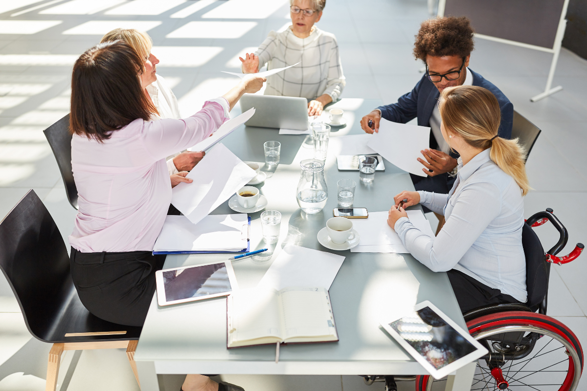 Personas reunidas en una mesa de un despacho